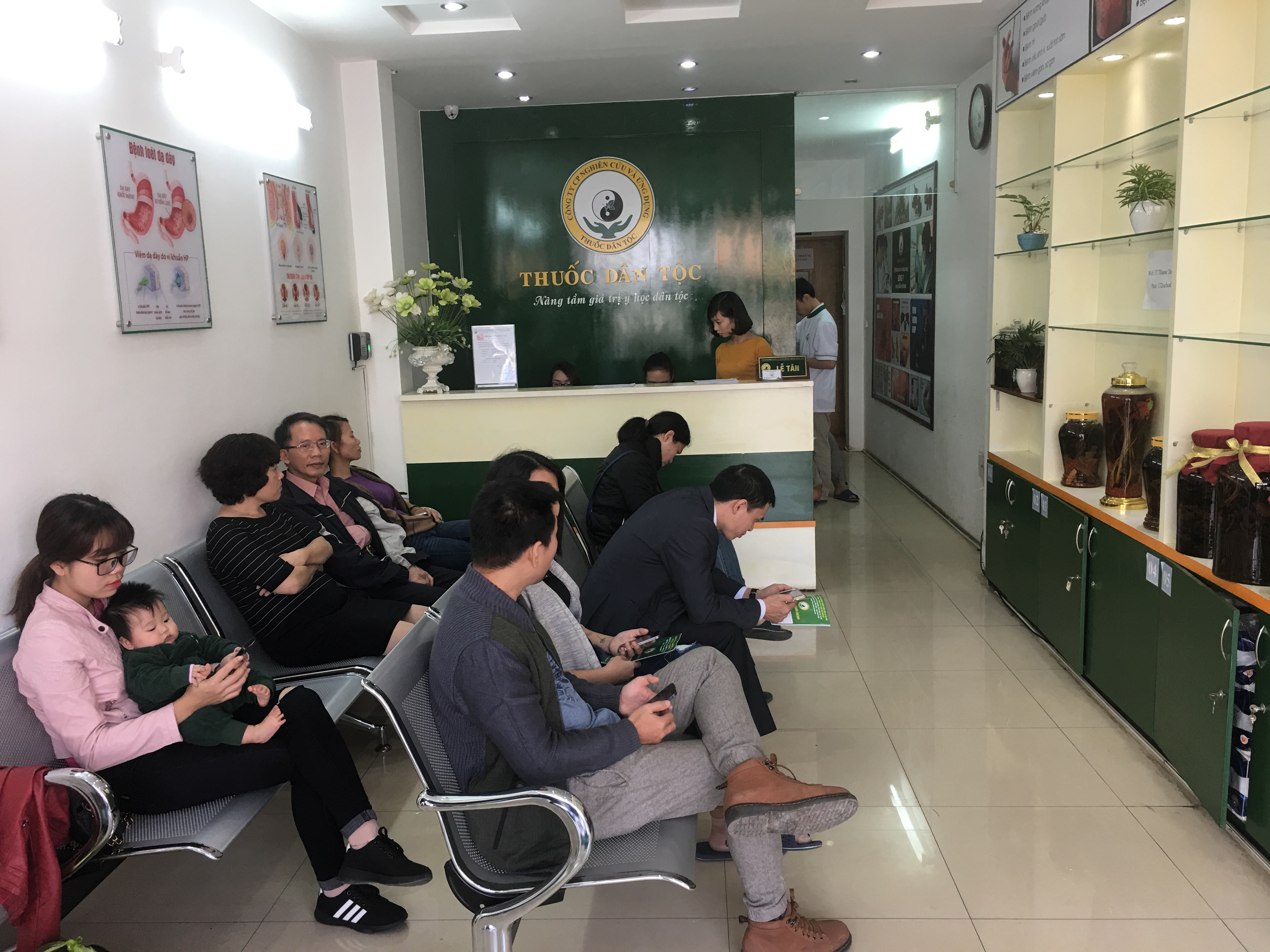 Từ rất sớm, đông đảo bệnh nhân đã tìm đến Trung tâm Nghiên cứu và Ứng dụng thuốc dân tộc để chờ thăm khám. Từ rất sớm, đông đảo bệnh nhân đã tìm đến Trung tâm Nghiên cứu và Ứng dụng thuốc dân tộc để chờ thăm khám.