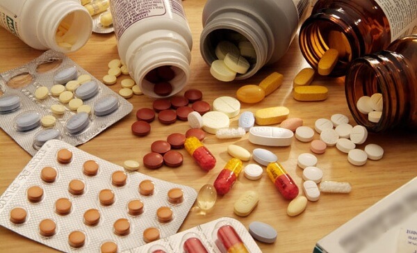 Ngoài những ưu điểm về tính tiện dụng và hiệu quả tức thì, dùng thuốc Tây y trong điều trị viêm loét dạ dày cũng gây ra những hậu quả khôn lường. Ngoài những ưu điểm về tính tiện dụng và hiệu quả tức thì, dùng thuốc Tây y trong điều trị viêm loét dạ dày cũng gây ra những hậu quả khôn lường.