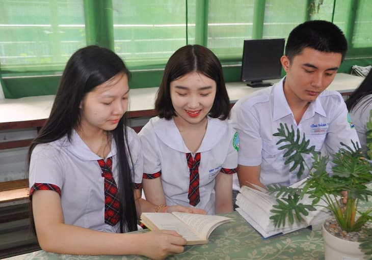 Em Hoàng Lan (bên trái) đã có được sức khỏe để học tập sau quá trình dùng Nhất Nam Bình Vị Khang Em Hoàng Lan (bên trái) đã có được sức khỏe để học tập sau quá trình dùng Nhất Nam Bình Vị Khang
