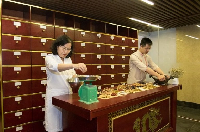 Các bác sĩ dành thời gian nghiên cứu và gia giảm liều lượng bài thuốc