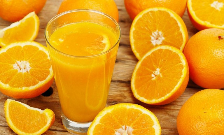 Khi bị trào ngược dạ dày nên kiêng uống nước ép từ cam, chanh, quýt,…