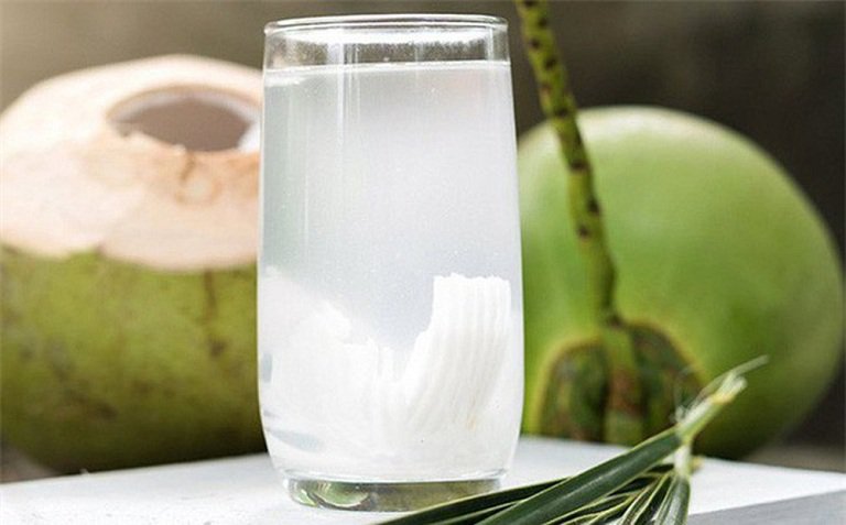 Uống nước dừa tốt cho bệnh đau dạ dày
