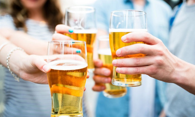 Uống rượu bia nhiều là nguyên nhân gây bệnh đau dạ dày