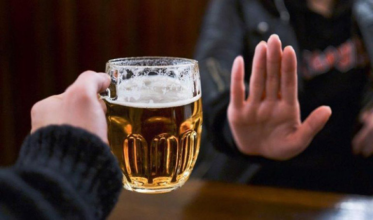 Hạn chế uống rượu bia để hỗ trợ điều trị bệnh tốt hơn