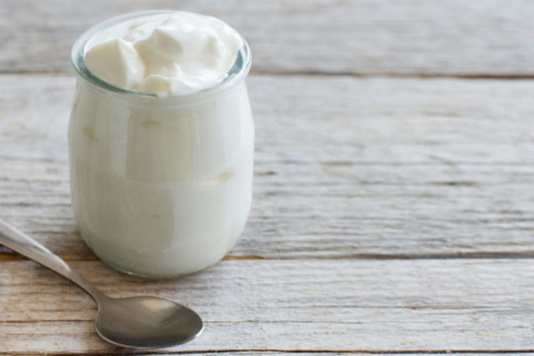 Bổ sung sữa chua giúp cung cấp lợi khuẩn cho cơ thể và hạn chế nguy cơ bị viêm đại tràng giả mạc