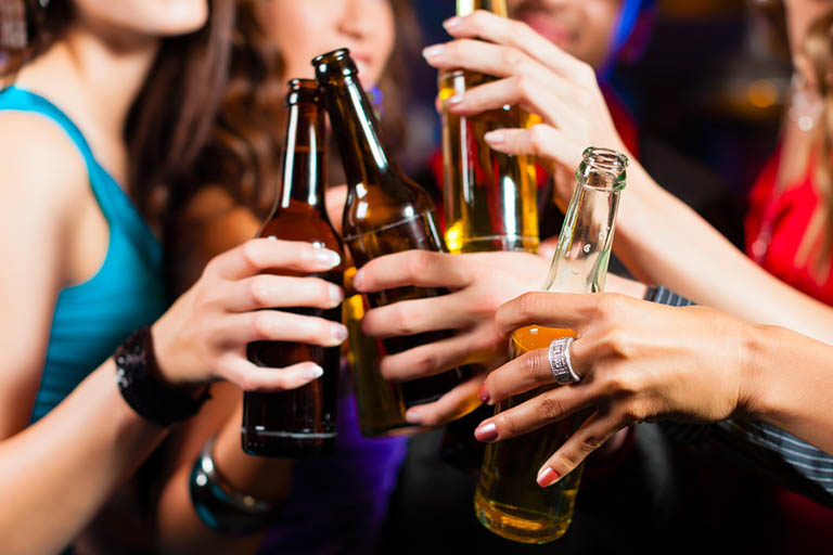 Lạm dụng rượu bia có thể kích thích dạ dày bài tiết axit và gây viêm niêm mạc hang vị