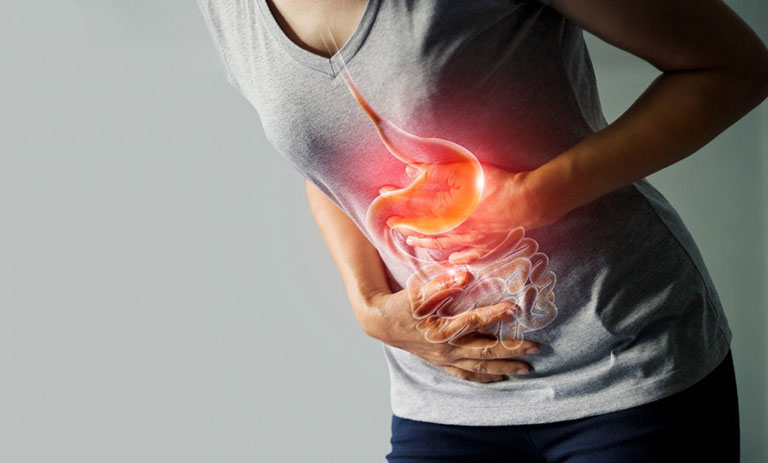 Đau thượng vị là triệu chứng thường gặp của viêm loét dạ dày